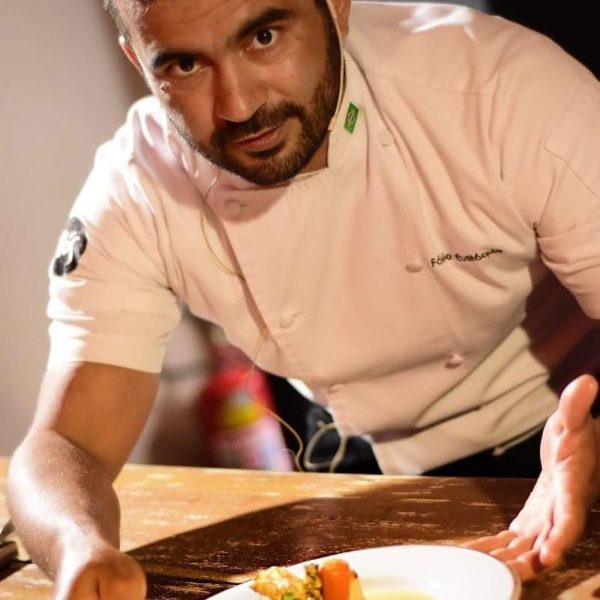 chef fabio eustaquio segurando prato; ele será uma das atrações entre chefs e sommelier no jantar em são josé