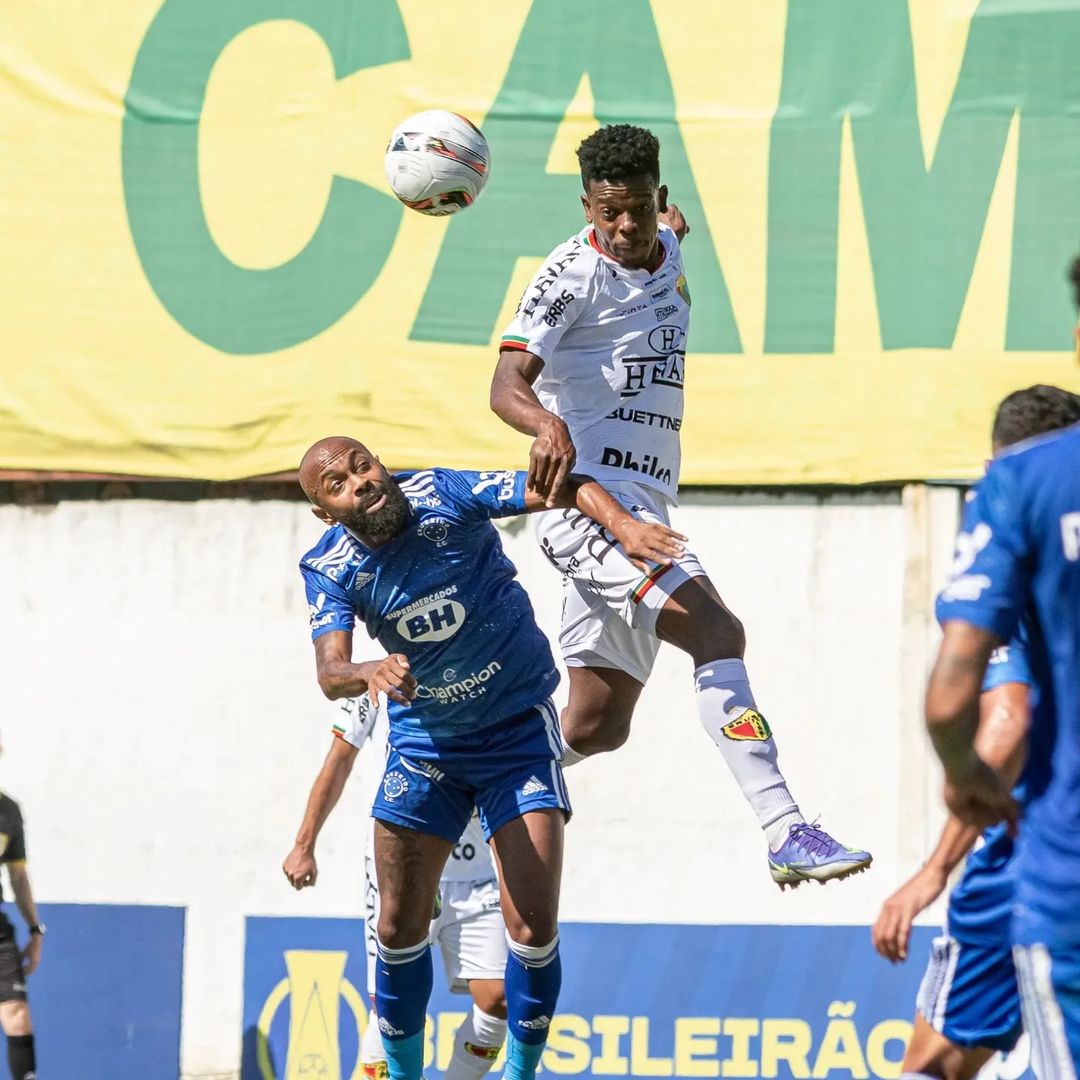 Balotelli, cabeceando a bola, é o novo jogador do São José Esporte Clube