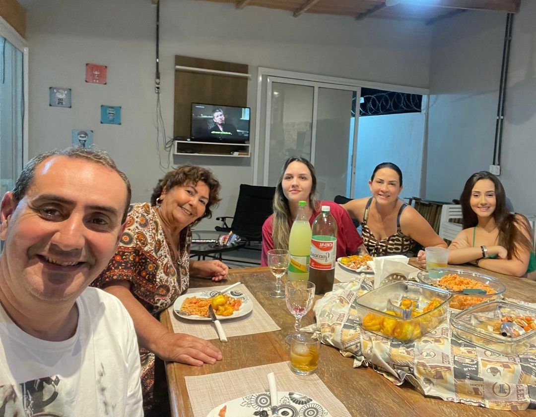 prefeito anderson farias sentado em mesa jantando com a mãe, as filhas mônica e duda, e a esposa, sheila