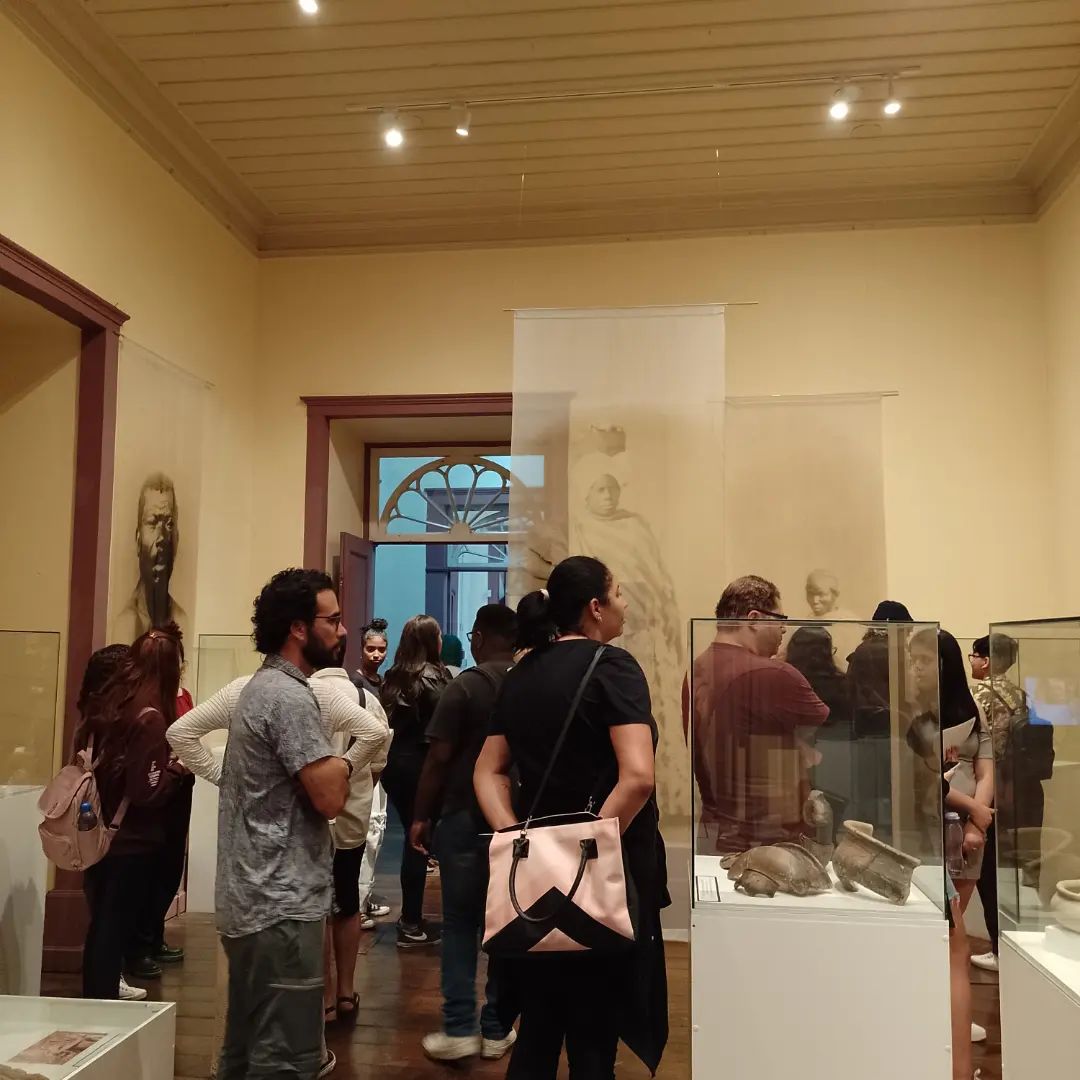 visitantes em sala do museu de antropologia de jacareí, um dos grandes pontos turísticos da cidade