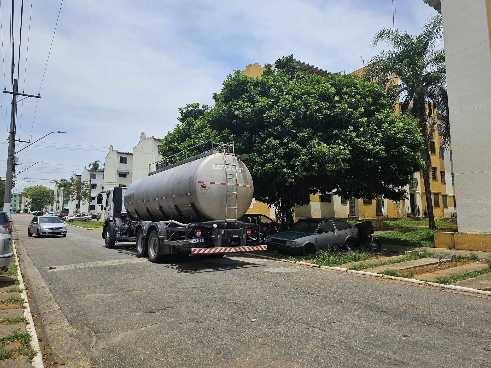 Caminhão pipa estacionado no interior do condomínio Residencial Primavera em SJC, que sofre com falta d'água há duas semanas