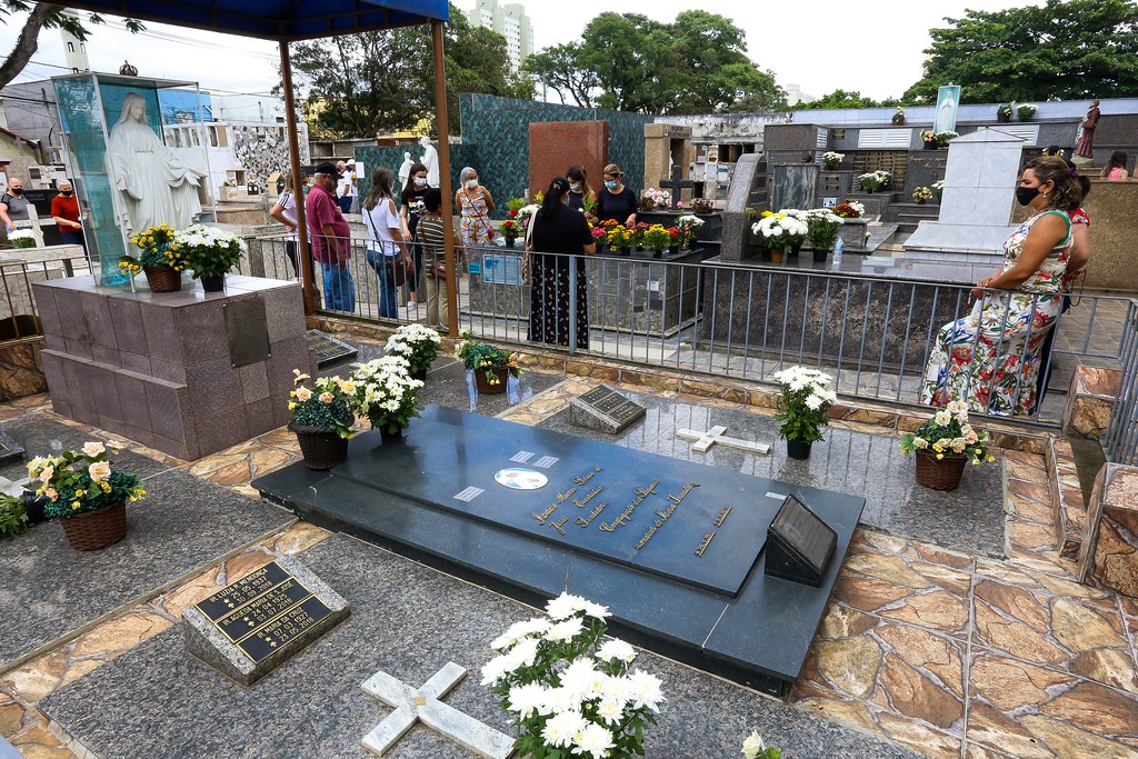 Túmulo no cemitério Padre Rodolfo Komorek em São José; cemitérios terão horário de funcionamento diferenciado no dia de Finados