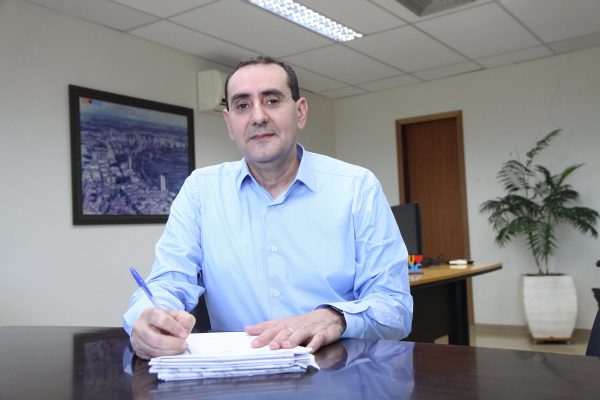 prefeito de são josé dos campos anderson farias despachando em sala