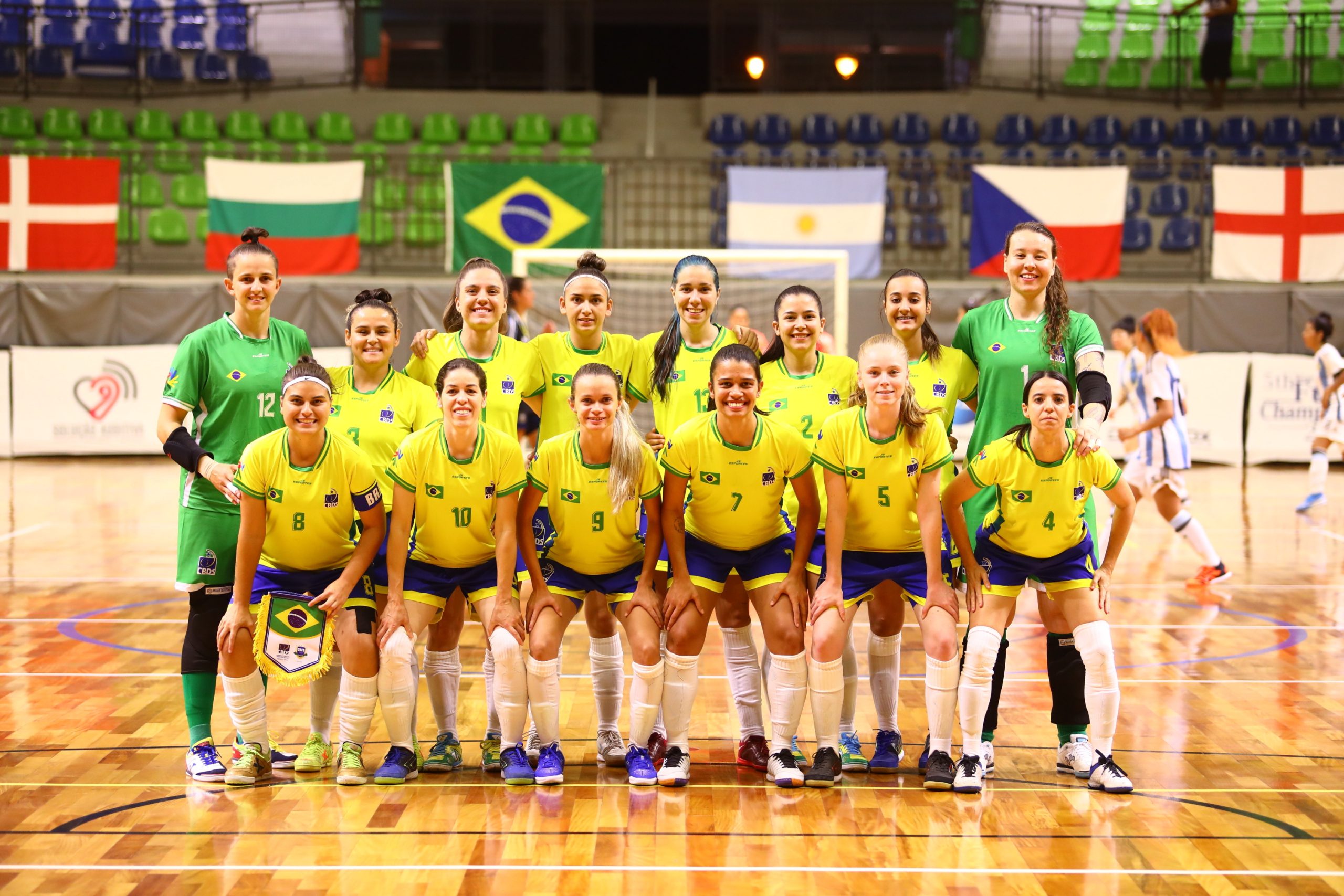 Seleção Brasileira Feminina posando para foto do elenco antes de vencer a Argentina no Mundial