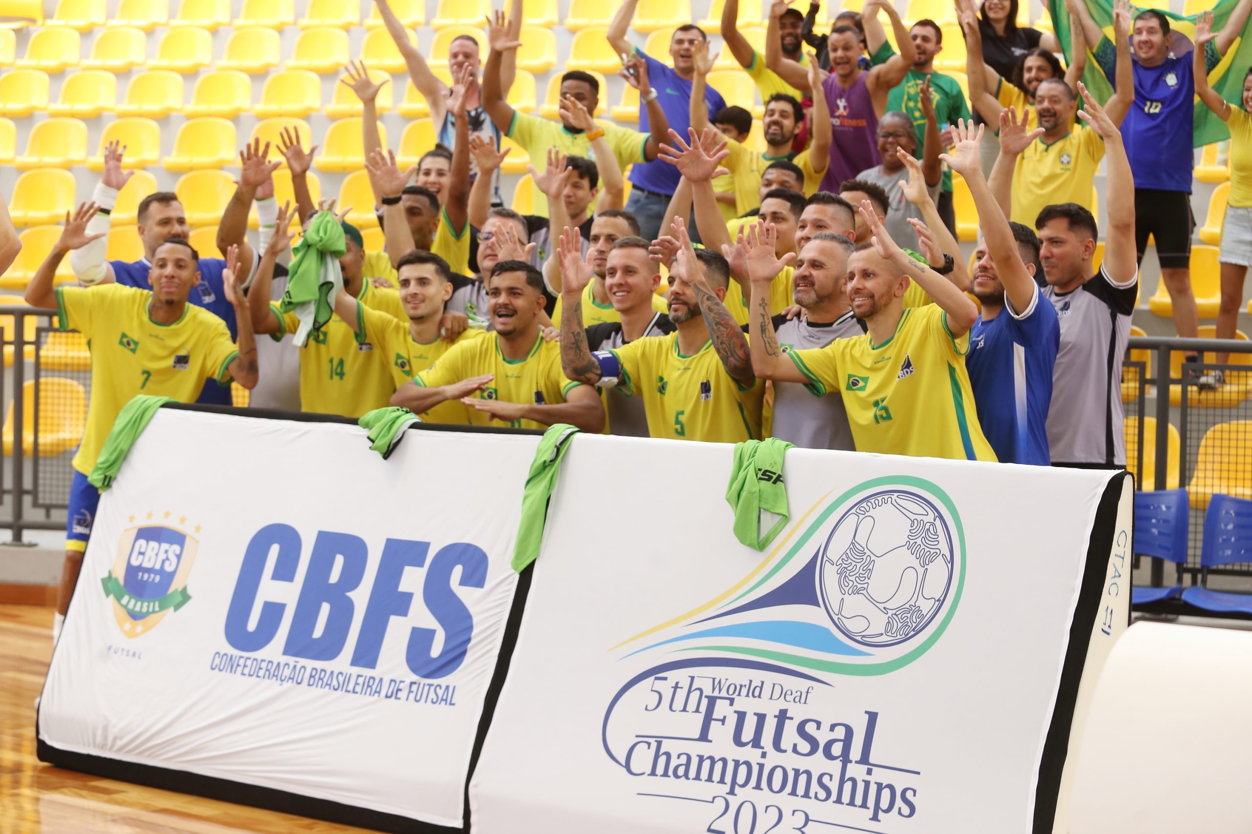 Seleção Brasileira Masculina comemorando vitória no Mundial de Futsal de Surdos