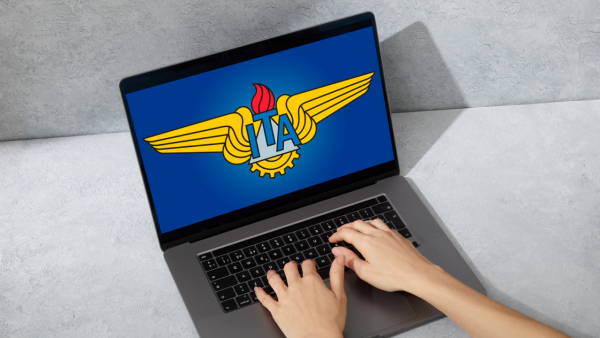 Pessoa mexendo no computador com logo do ita, que oferece cursos online