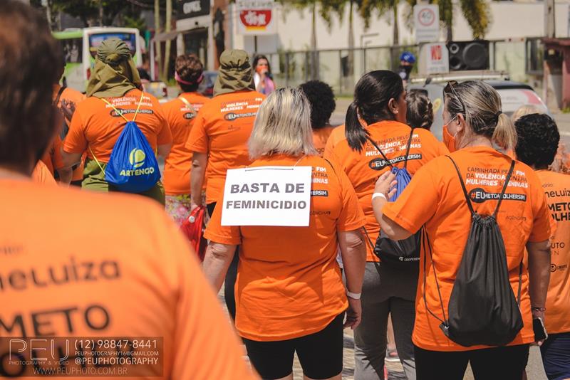 Grupo de mulheres com camisetas na cor laranja; ativistas promovem a 6ª edição da Caminhada pelo Fim da Violência contra Mulheres e Meninas