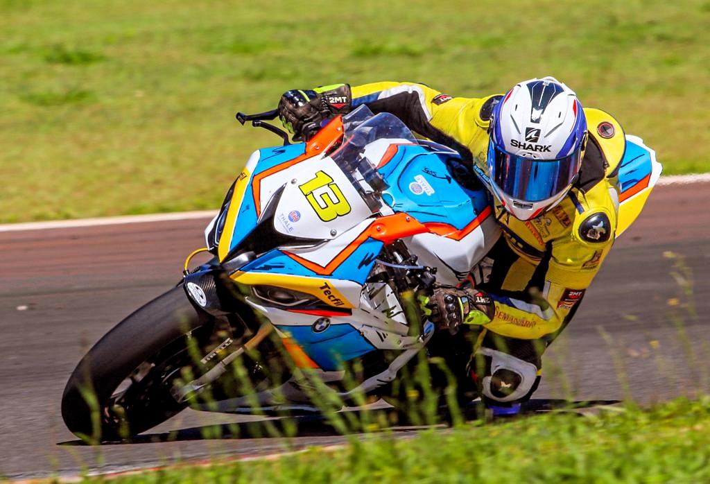 Luis Ferraz, piloto de Jacareí, dirigindo sua moto em etapada da motovelocidade