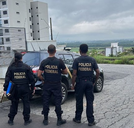 Policiais Federais durante operação contra corrupção em eleições de 2020 em Aparecida