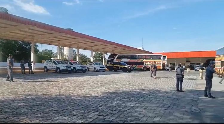 Ônibus de torcedores argentinos; presos por agredirem e roubarem caminhoneiros na Dutra em Roseira