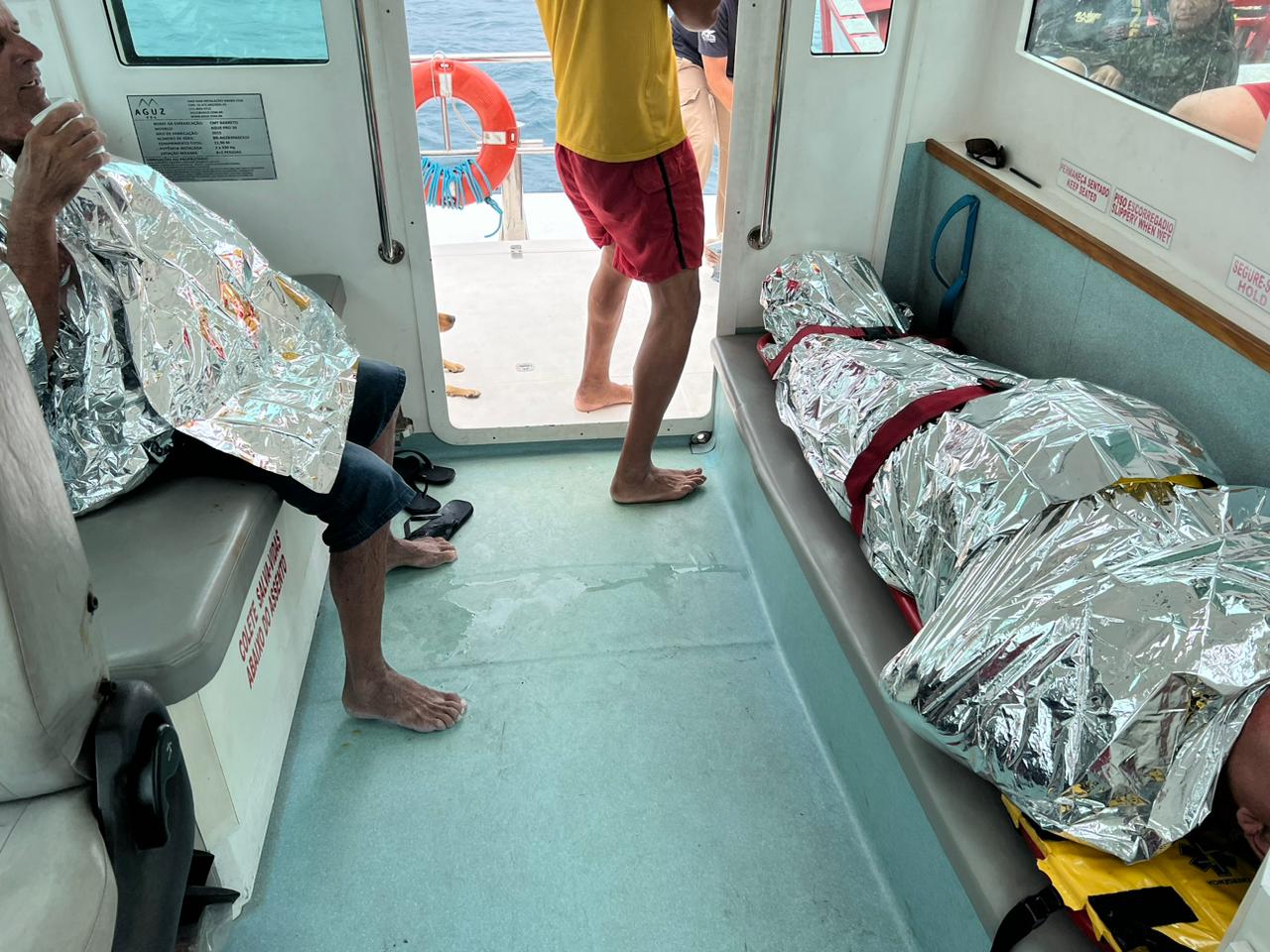 Pescadores resgatado após barco naufragar em Ilhabela
