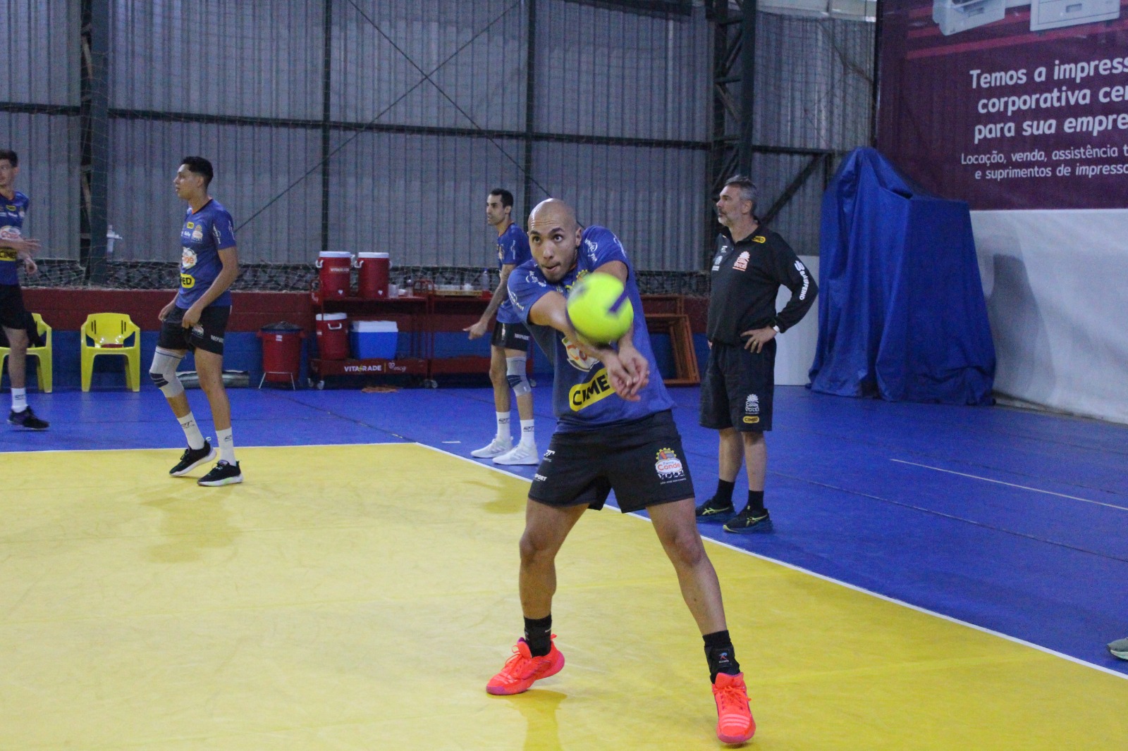 Matheus Brasilia, jogador do Vôlei São José, se preparando para supercopa