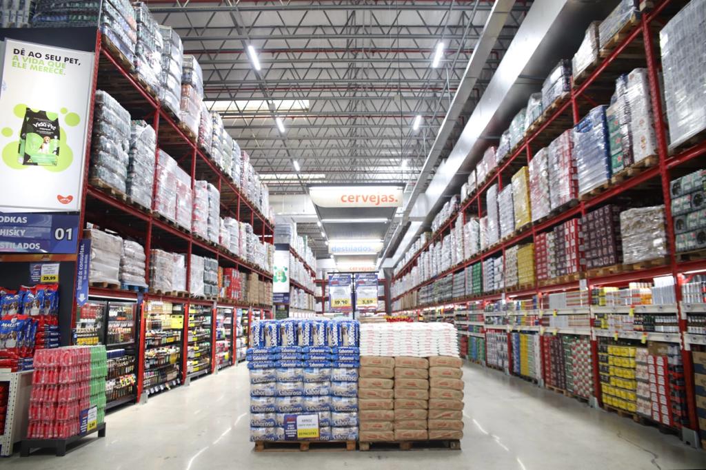Corredor do Max, loja da Muffato em Taubaté, com produtos variados nas prateleiras