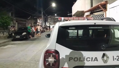 Viatura da polícia estacionada na rua durante atendimento de ocorrência de mulher encontrada morta em Lorena