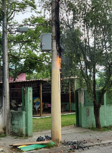Poste pegando fogo em São José dos Campos