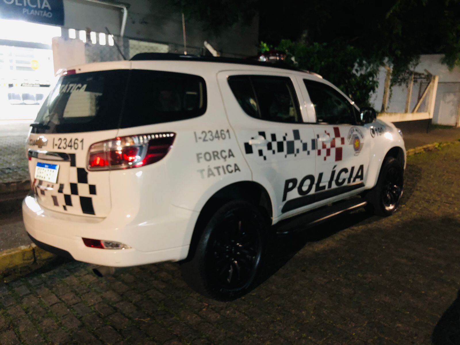 carro da policia durante a noite