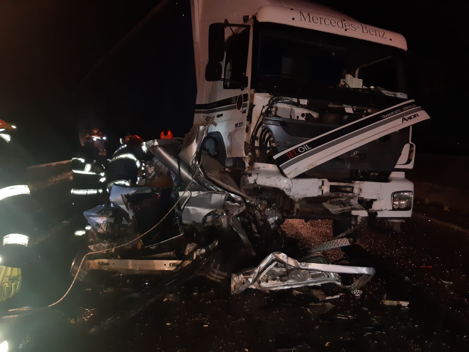 Carro completamente destruído após engavetamento na Dutra deixar dois adultos e uma criança mortos em Taubaté
