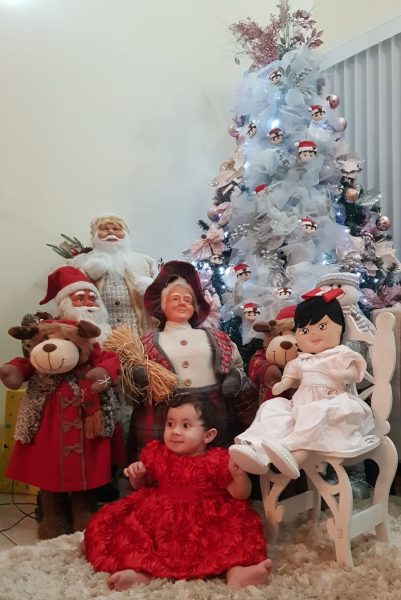 Árvore de Natal enfeitada com rostinhos de boneca por mulher que criou tradição de decoração de natal temática com família em São José