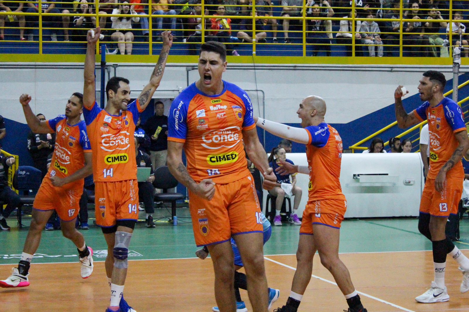 Felipe Roque comemorando mais uma vitória na Superliga com equipe do Farma Conde Vôlei