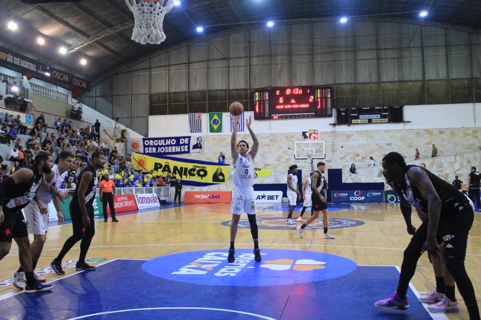 Atleta do São José durante lance livre na partida contra o Vasco no NBB