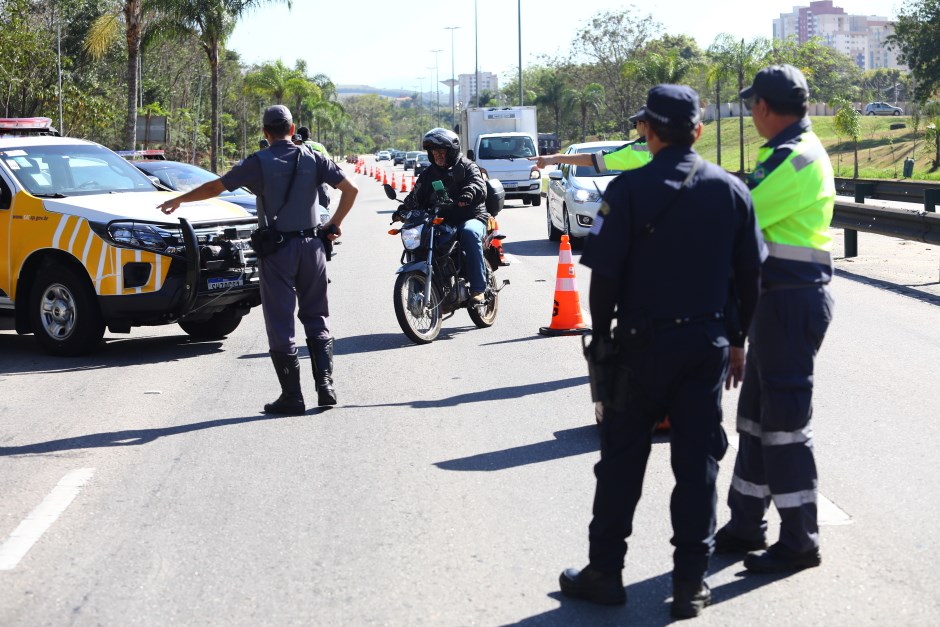 fiscalização de forças de segurança para combater transporte irregular na cidade
