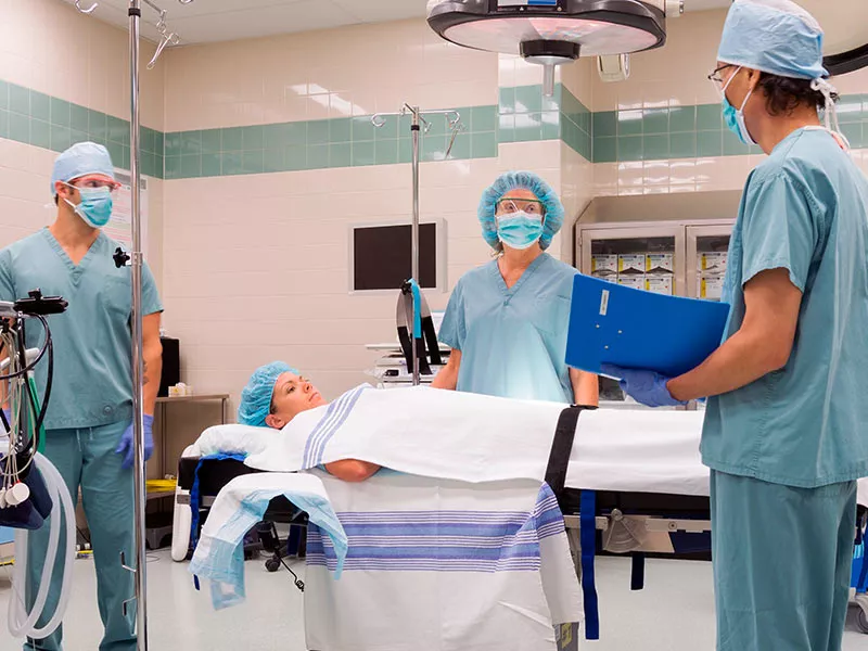 Informações sobre direito a acompanhante para mulheres deve ser abordado em consultas que antecedem os procedimento