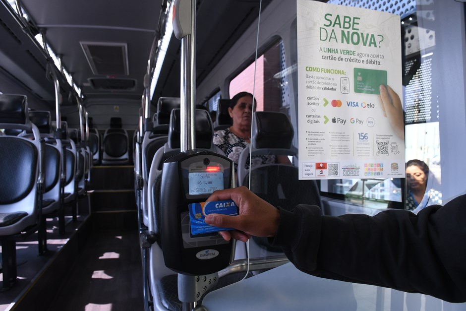 usuário do transporte público em são josé fazendo pagamento de passagem com cartão de crédito/débito