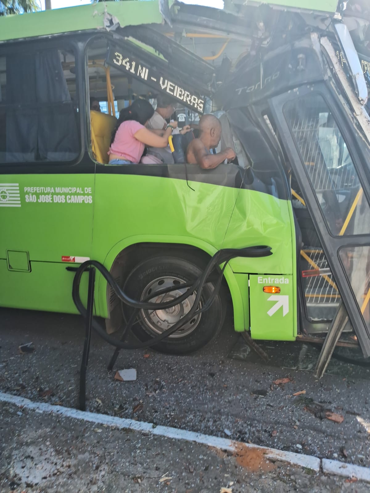 Ônibus colidiu com uma árvore em São José nesta manhã; não há informações sobre como aconteceu o acidente