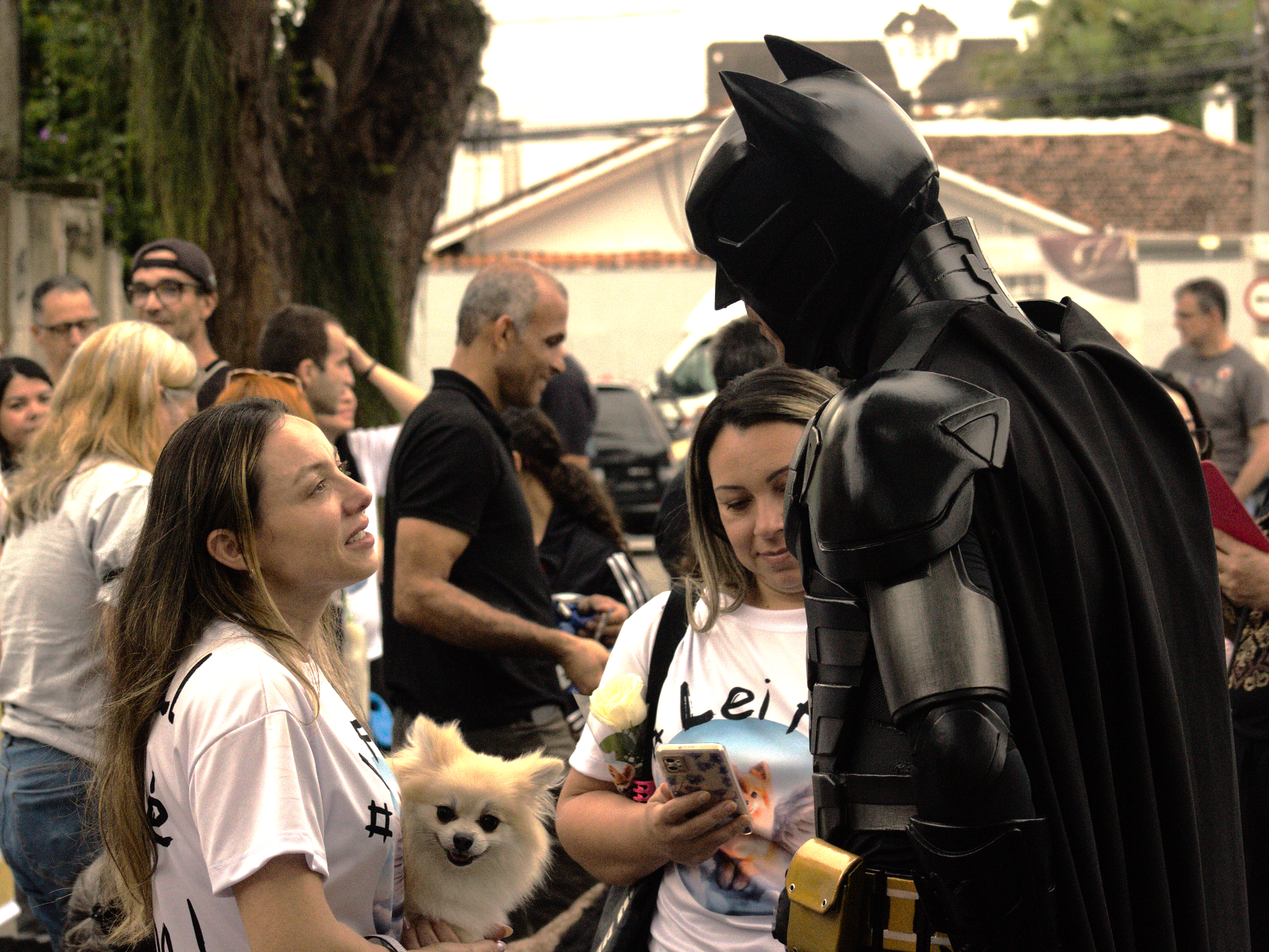 bat do bem conversando com sueli enquanto ela segura cachorro da raça spitz alemão