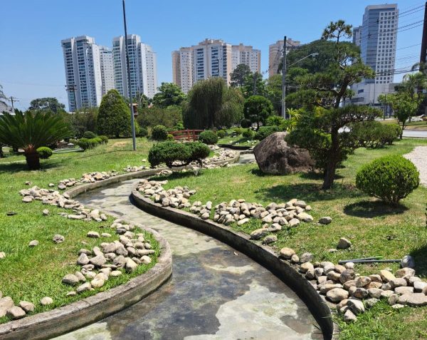 lago da praça do torii esvaziado