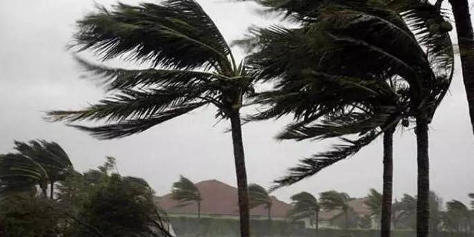 Ventos fortes em Ubatuba, cidade do Litoral Norte que está em estado de alerta pela Defesa Civil