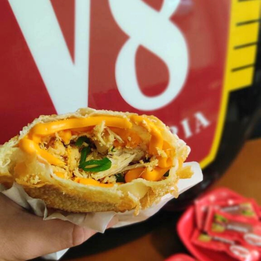 Pastel de frango com cheddar, da Pastelaria V8
