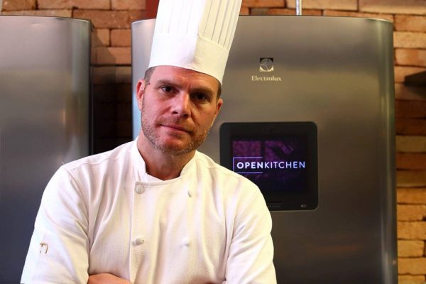 chef ricardo bonomi de dólmã e toque blanche; ele será uma das atrações entre chefs e sommelier no jantar em são josé