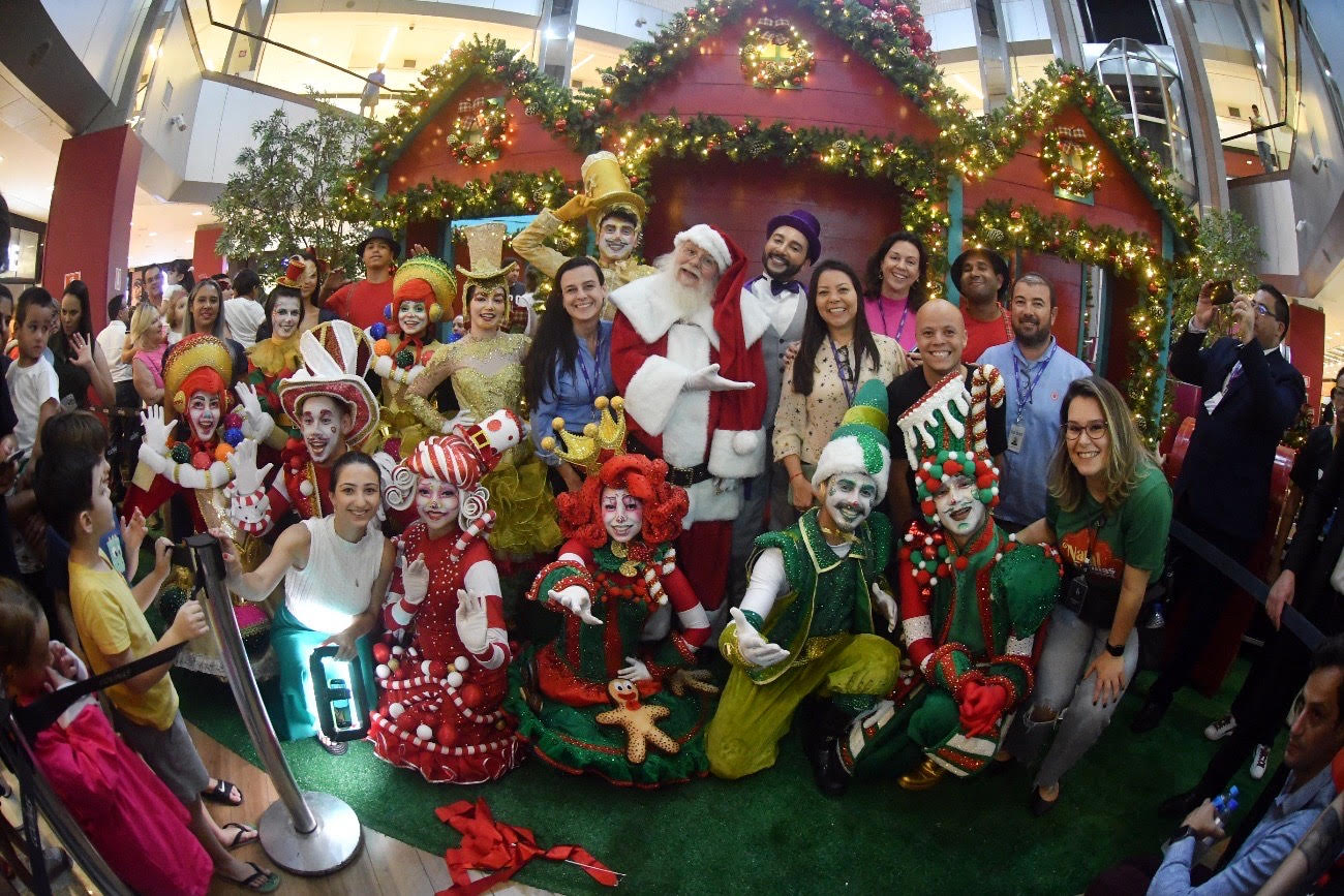 Neste ano o Shopping Colinas recria uma cidade natalina, com a fábrica de brinquedos, playground, espaço para confecção de cartinhas para o Papai Noel e muito mais