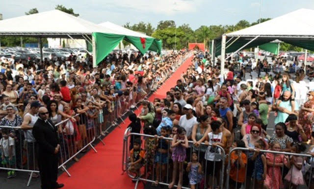 Mais de 15 mil pessoas aguardando o Papai Noel