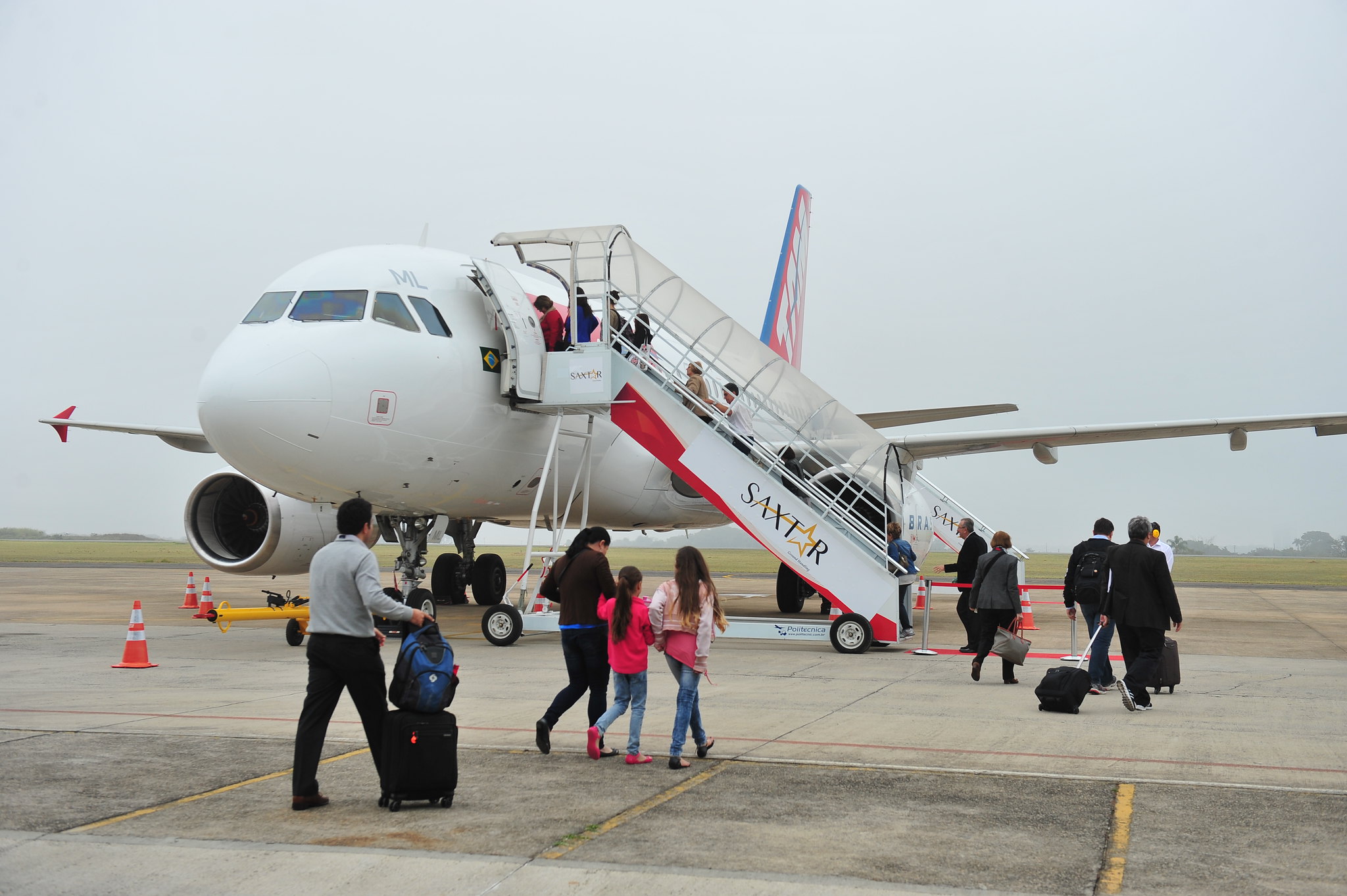 passageiros embarando em avião para voo saindo do aeroporto de são josé dos campos