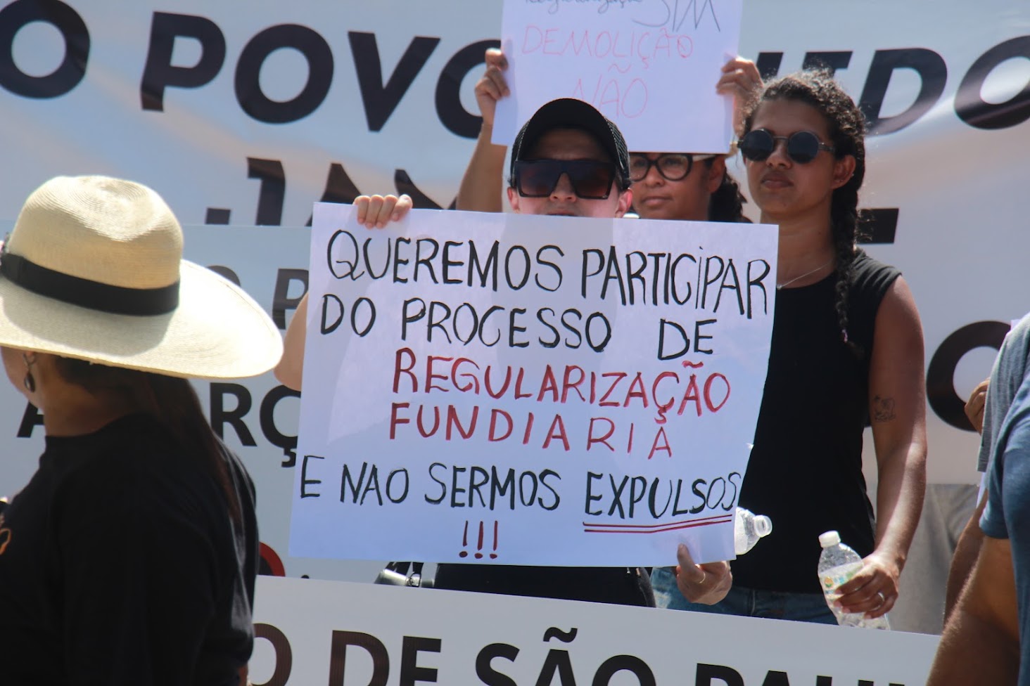 Famílias protestam contra remoção de casas na Vila Sahy em São Sebastião