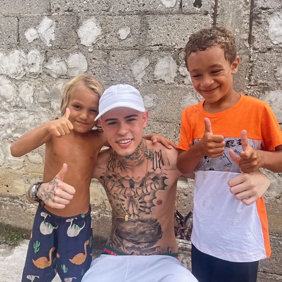 Mc que gravou a música sobre o Banhado, com duas crianças