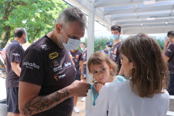 jogadores do vôlei são josé em visita à ala pediátrica do hospital municipal de são josé dos campos