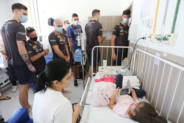 jogadores do vôlei são josé em visita à ala pediátrica do hospital municipal de são josé dos campos