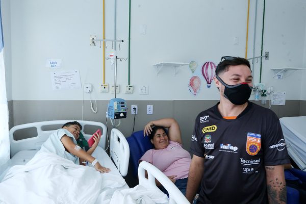 jogadores do vôlei são josé em visita à ala pediátrica do hospital municipal de são josé dos campos
