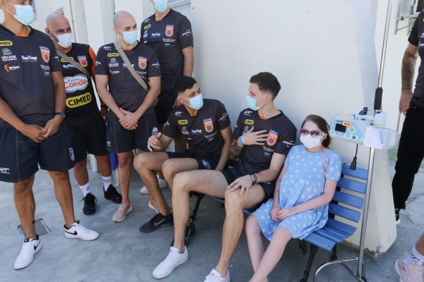 jogadores do vôlei são josé em visita à ala pediátrica do hospital municipal de são josé dos campos