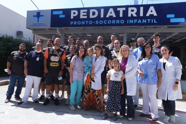 jogadores do vôlei são josé em visita à ala pediátrica do hospital municipal de são josé dos campos