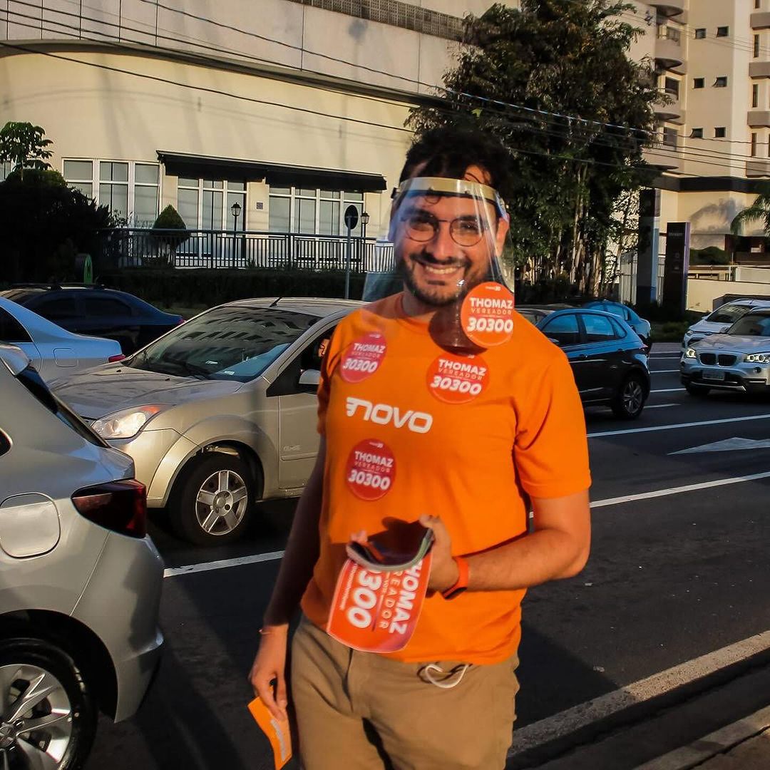 Vereador Thomaz Henrique de SJC, vestido de camiseta do Partido Novo, do qual anunciou desfiliação