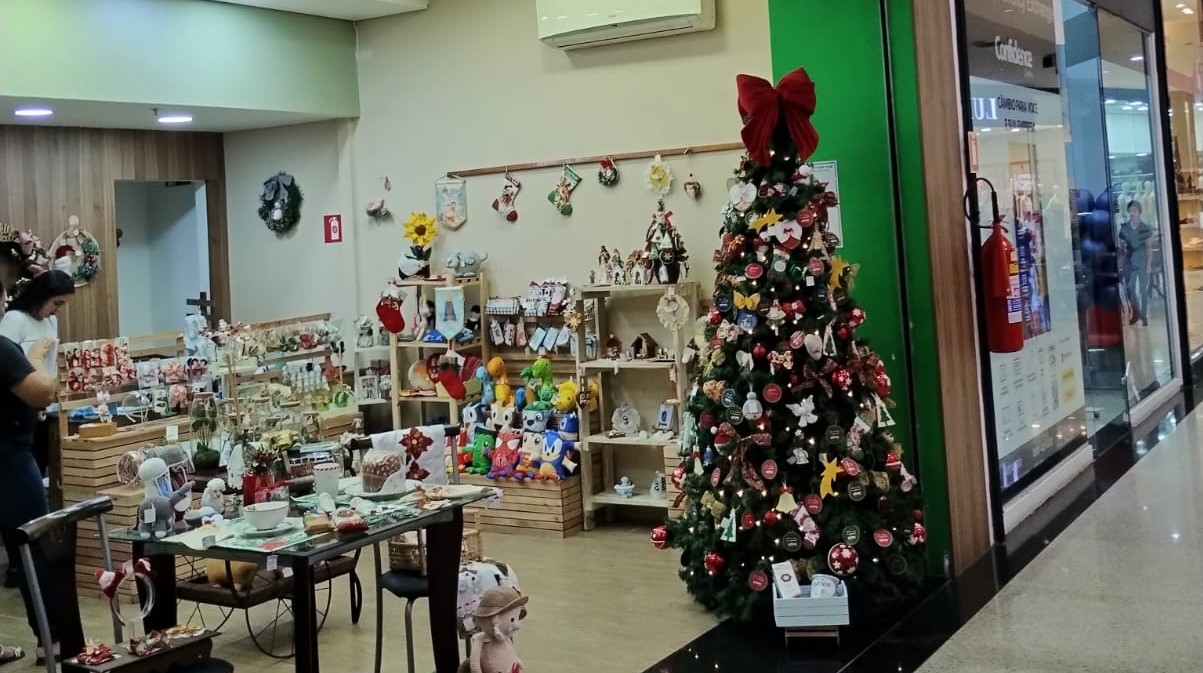 árvore de natal solidária instalada no Taubaté shopping