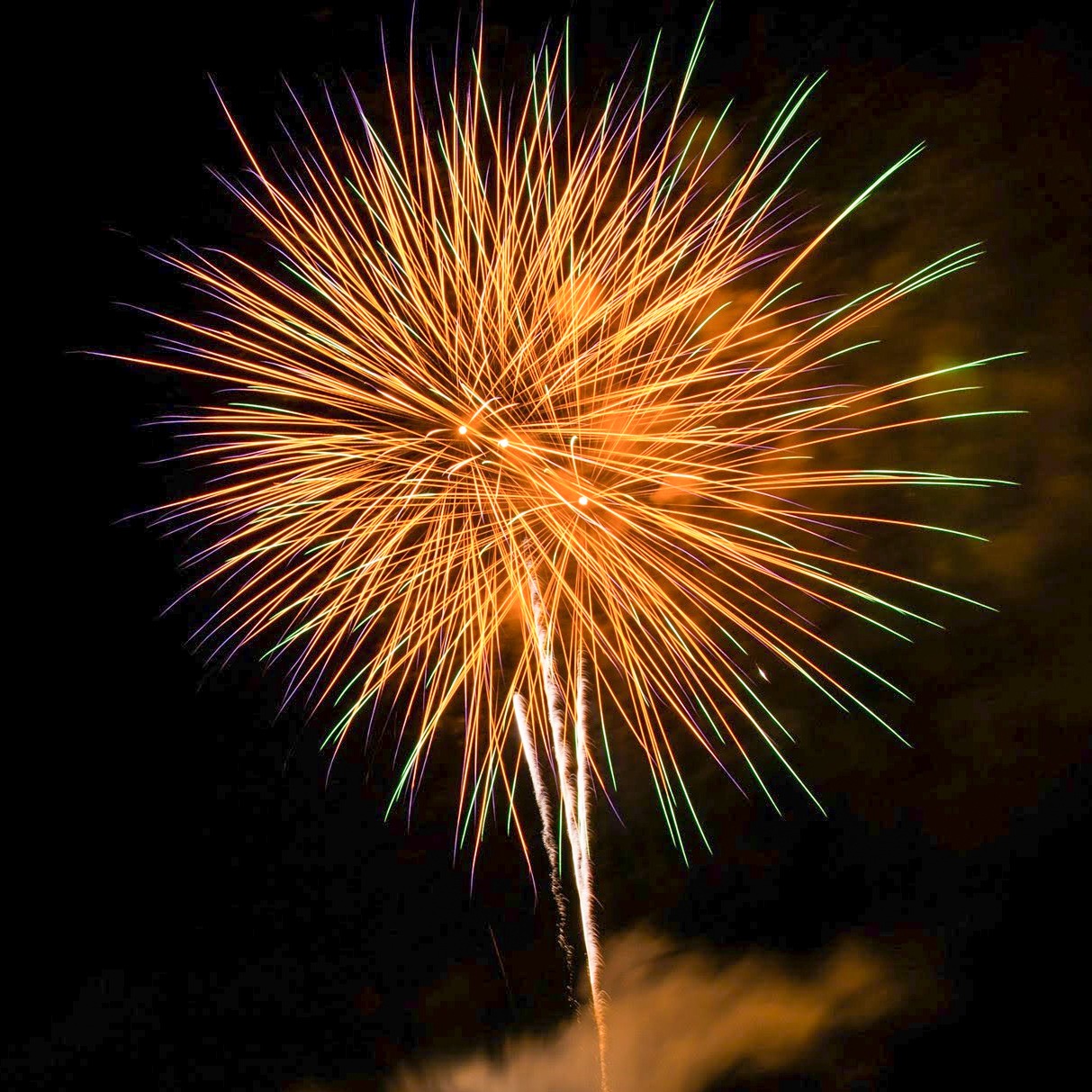 Fogos de artifício durante o ano novo em são josé dos campos