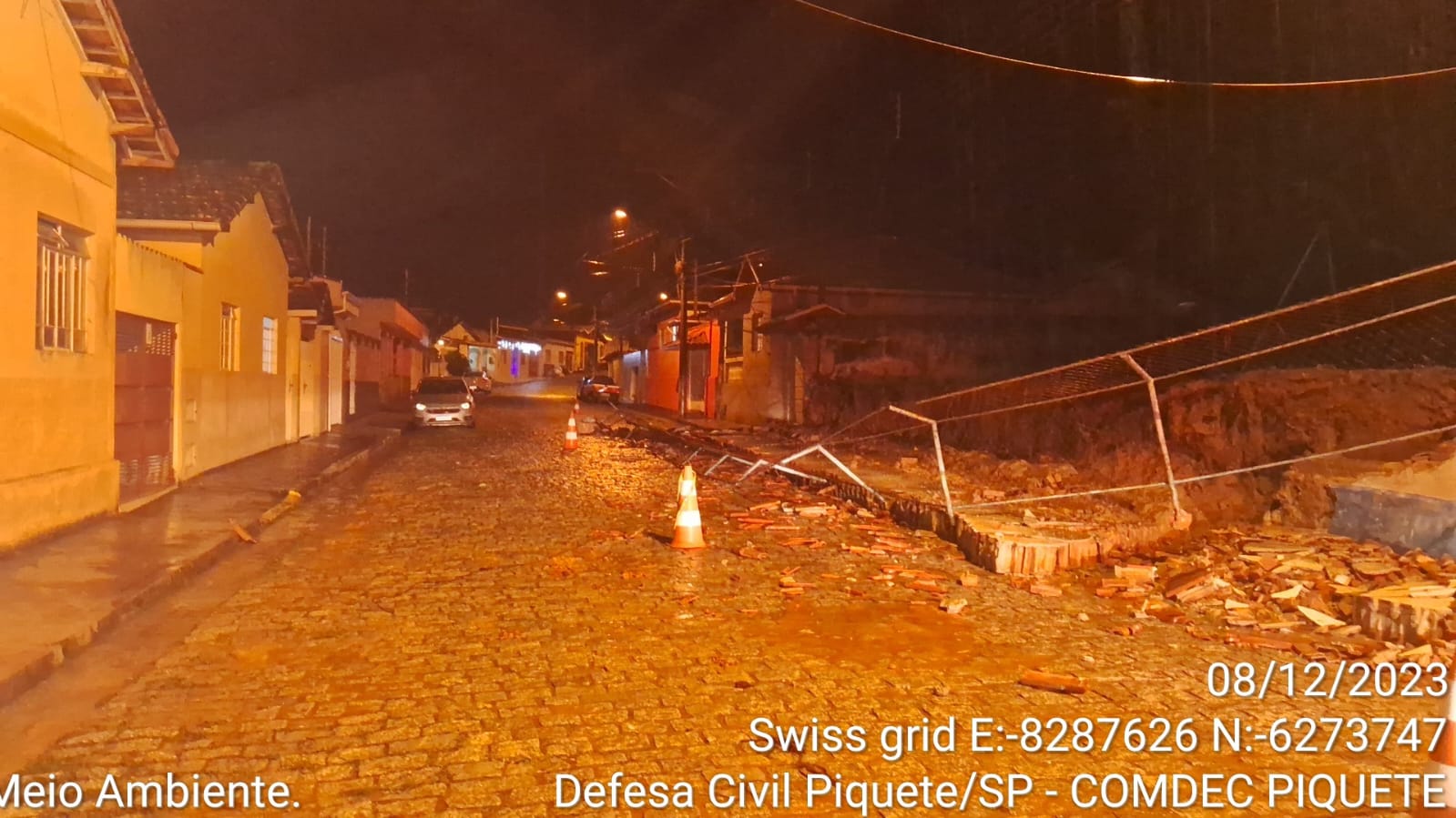 Queda de muro do Clube do Montanhês está entre estragos causados pela chuva em Piquete; município está e alerta (Foto: Divulgação/ Defesa Civil)