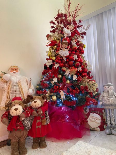 árvore de Natal de artesã de SJC montada com bailarinas dispostas