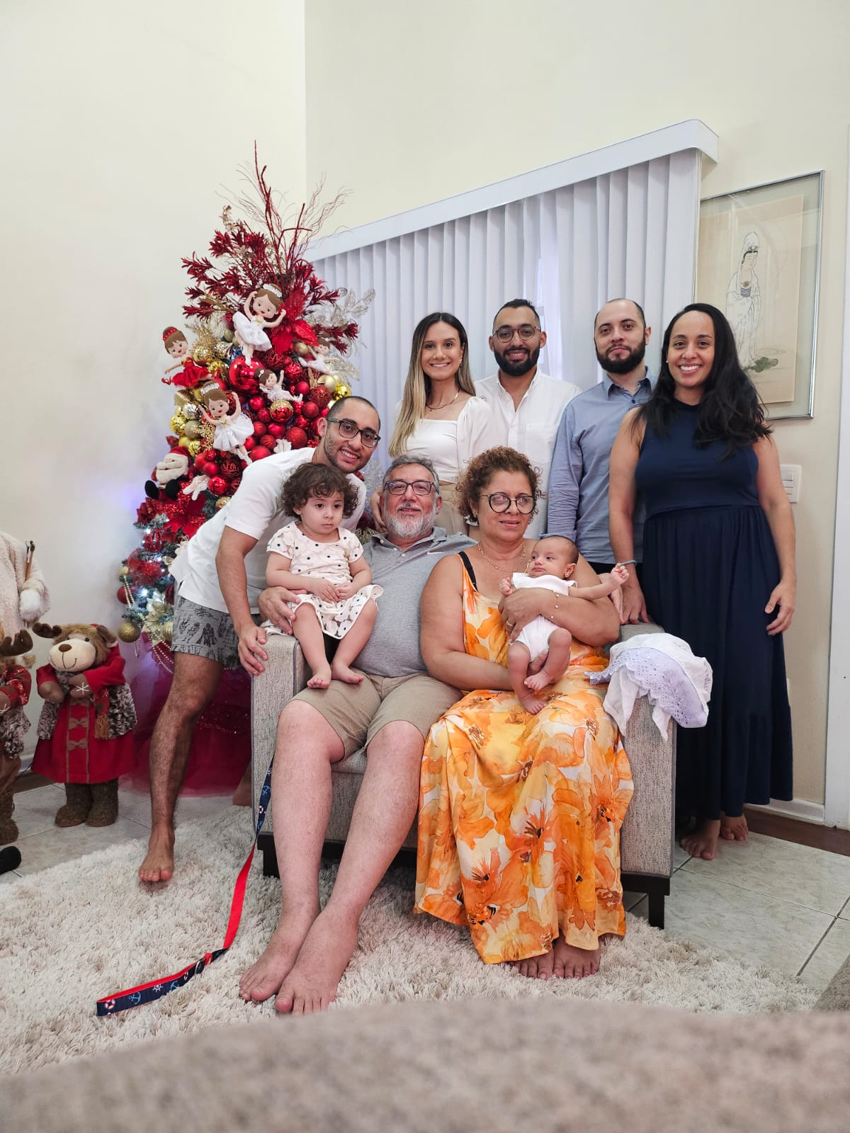 FAMÍLIA REUNIDA "EMBAIXO" DE ÁRVORE DE NATAL