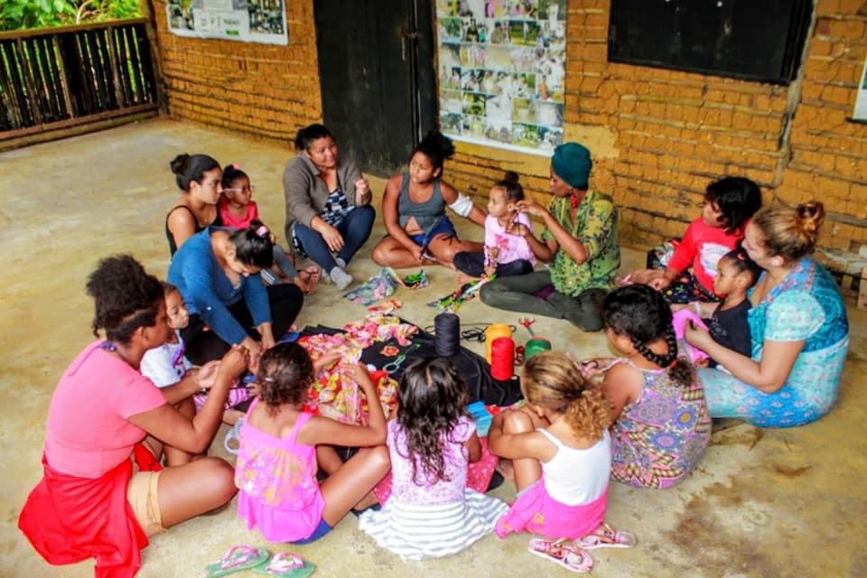 mulheres e crianças do quilombo da fazenda em ubatuba em atyividade educativa